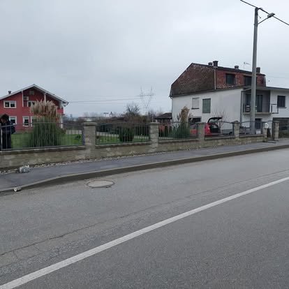 Niska metalna ograda s ispunima između zidanih stupova uz obiteljske kuće — Knight Project Zagrebačka županija
