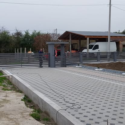Moderna metalna ograda s horizontalnim lamelama i ulazom na poslovnu parcelu — Knight Project Zagrebačka županija